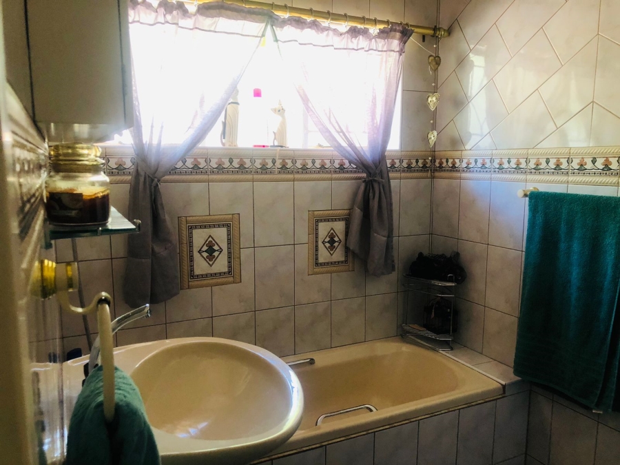 5 Bedroom Property for Sale in Protea Park North West